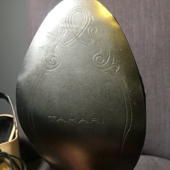 TAHARI leather Claudia shoes , size 8.5 M - Picture 9 of 9